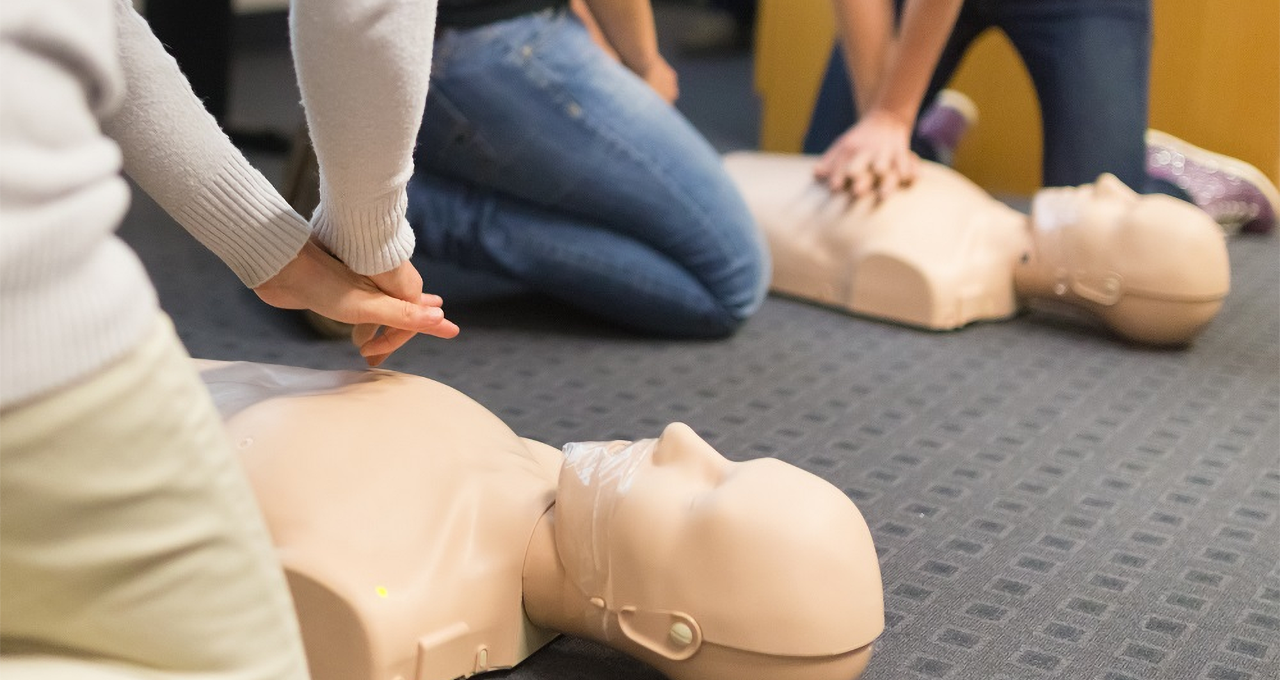 training group CPR training with manikins